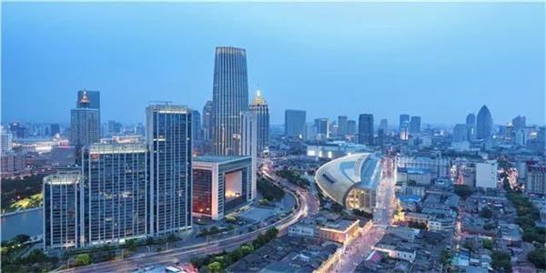 不過,上海易居房地產(chǎn)研究院總監(jiān)嚴(yán)躍進認(rèn)為 老舊小區(qū)改造有助于穩(wěn)定